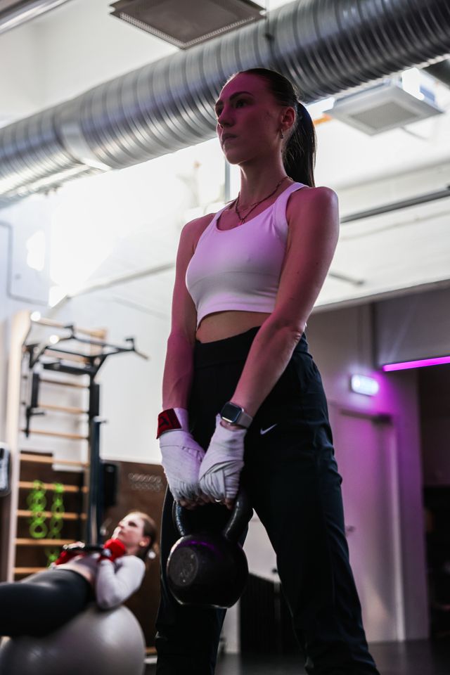 HIIT & Boxing Naine teeb kõrge intensiivsusega poksi- ja jõuharjutusi